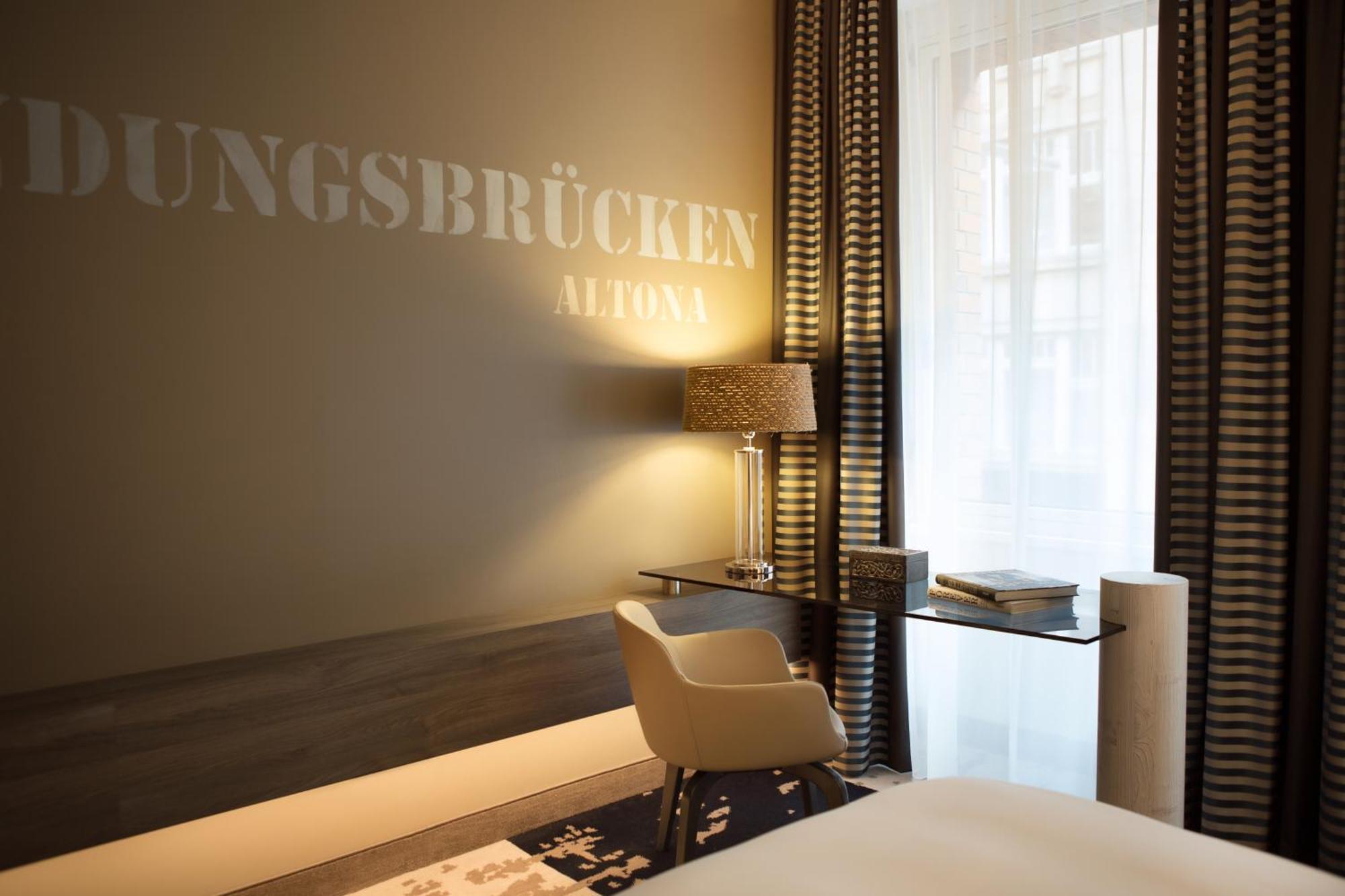 فندق رينيسانس هامبورغ المظهر الخارجي الصورة A room at the hotel