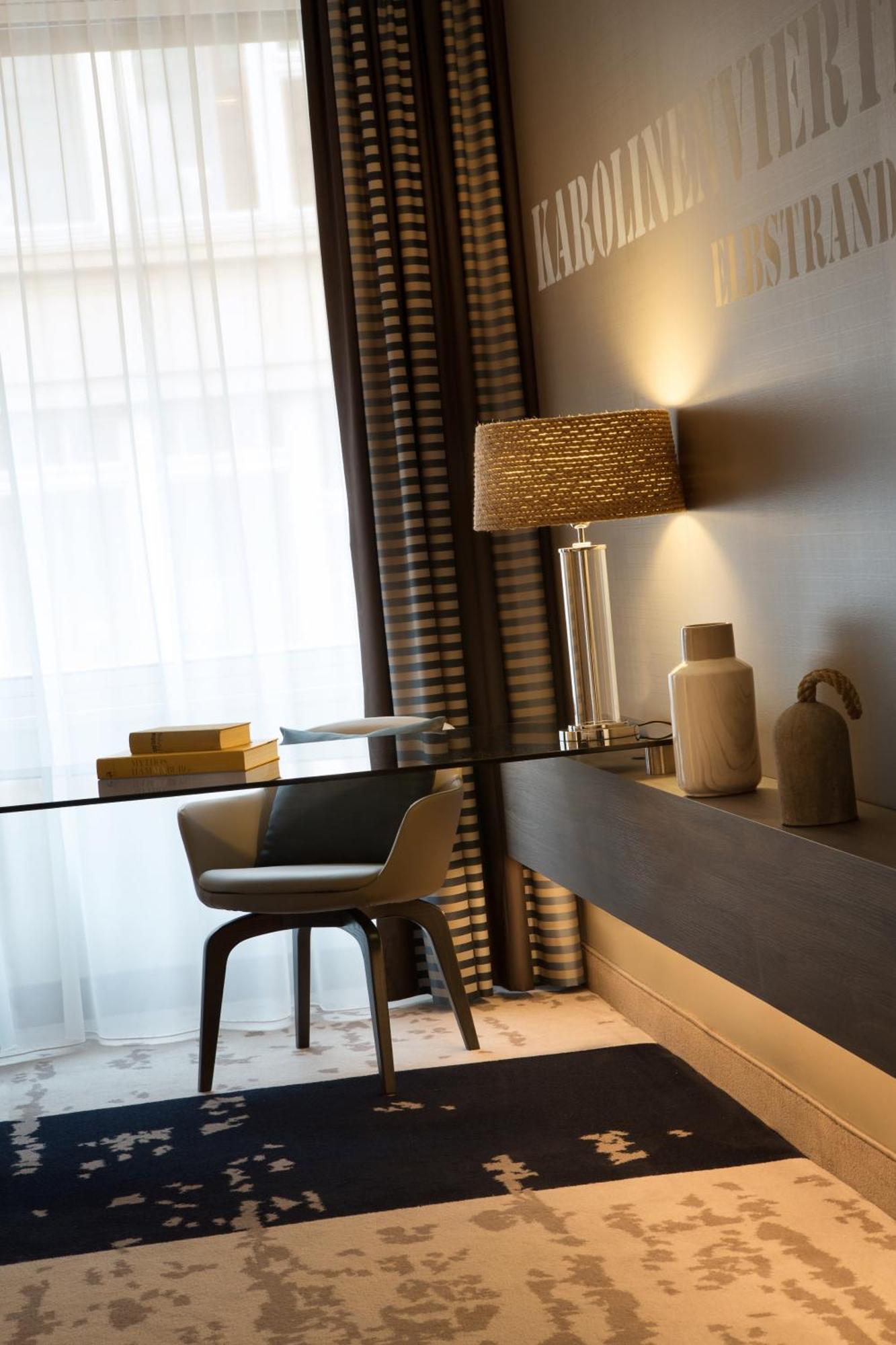 فندق رينيسانس هامبورغ المظهر الخارجي الصورة A table lamp
