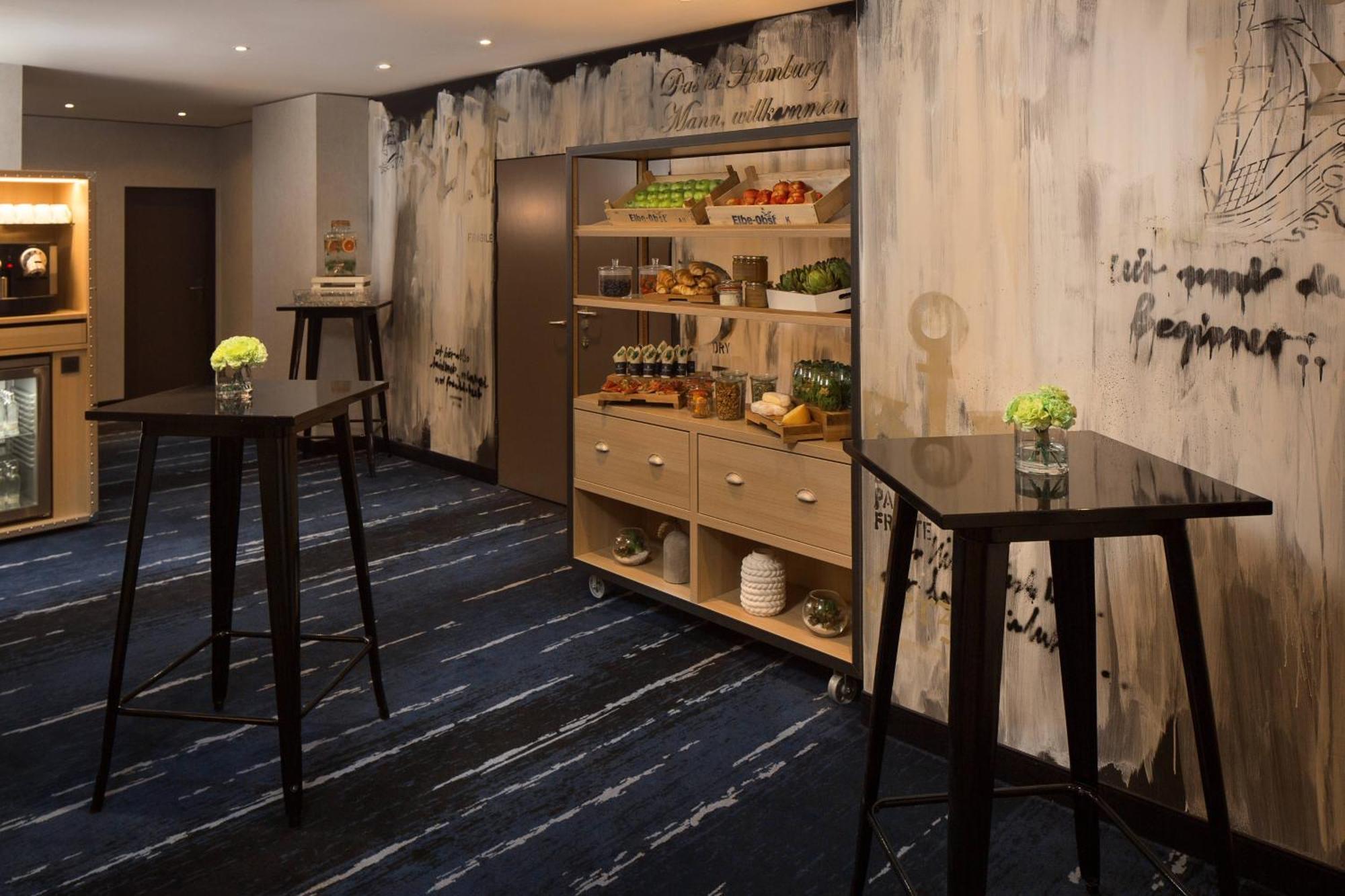 فندق رينيسانس هامبورغ المظهر الخارجي الصورة The lounge at the airport