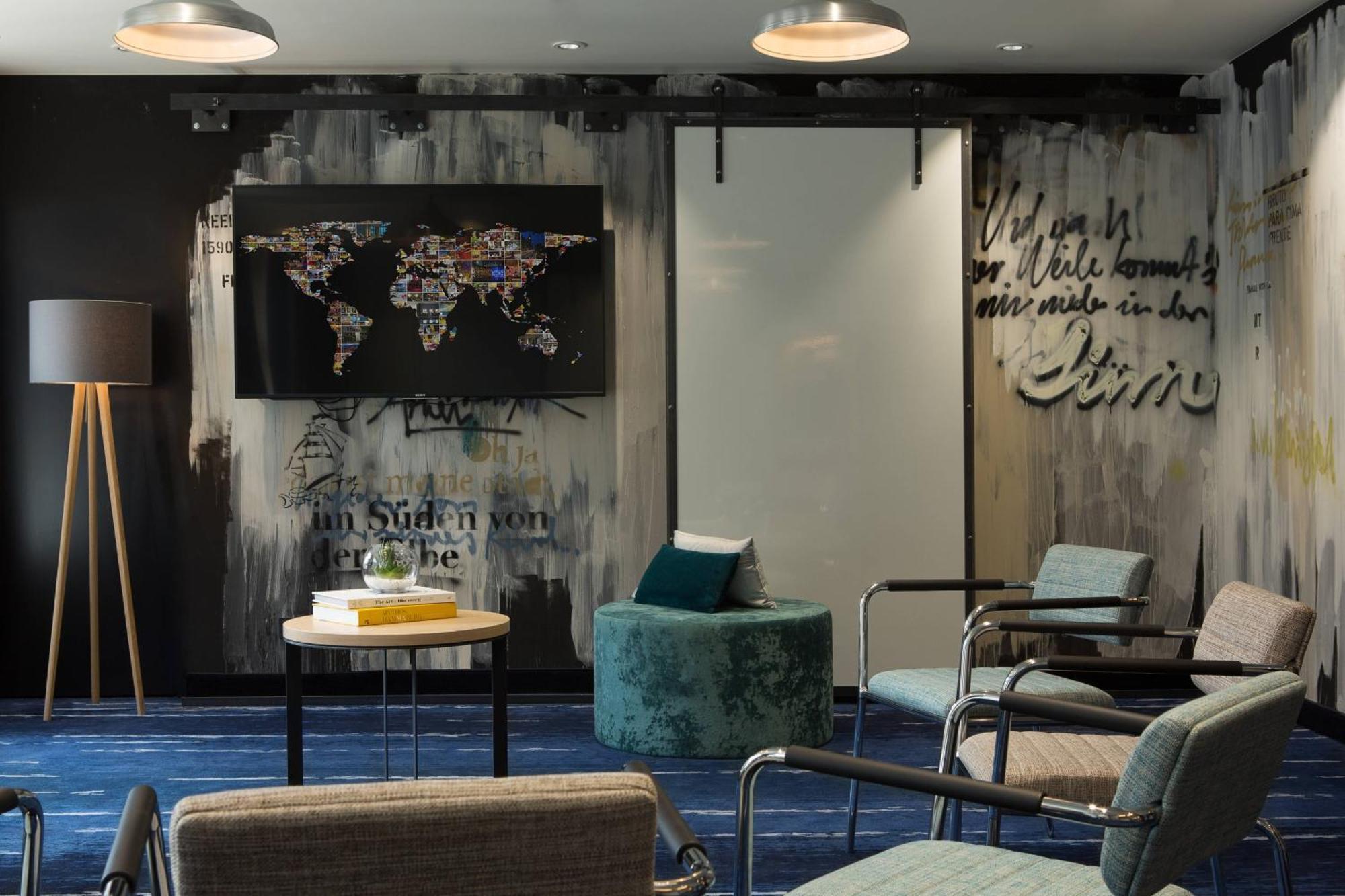 فندق رينيسانس هامبورغ المظهر الخارجي الصورة The lounge at the airport