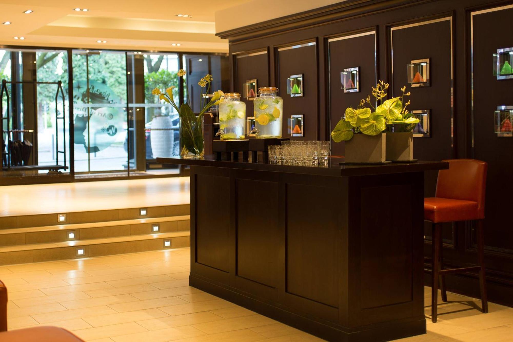 فندق رينيسانس هامبورغ المظهر الخارجي الصورة The bar at the hotel