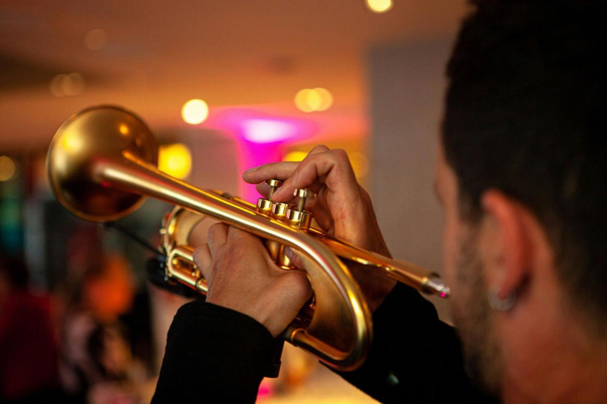 فندق رينيسانس هامبورغ المظهر الخارجي الصورة A trumpet player