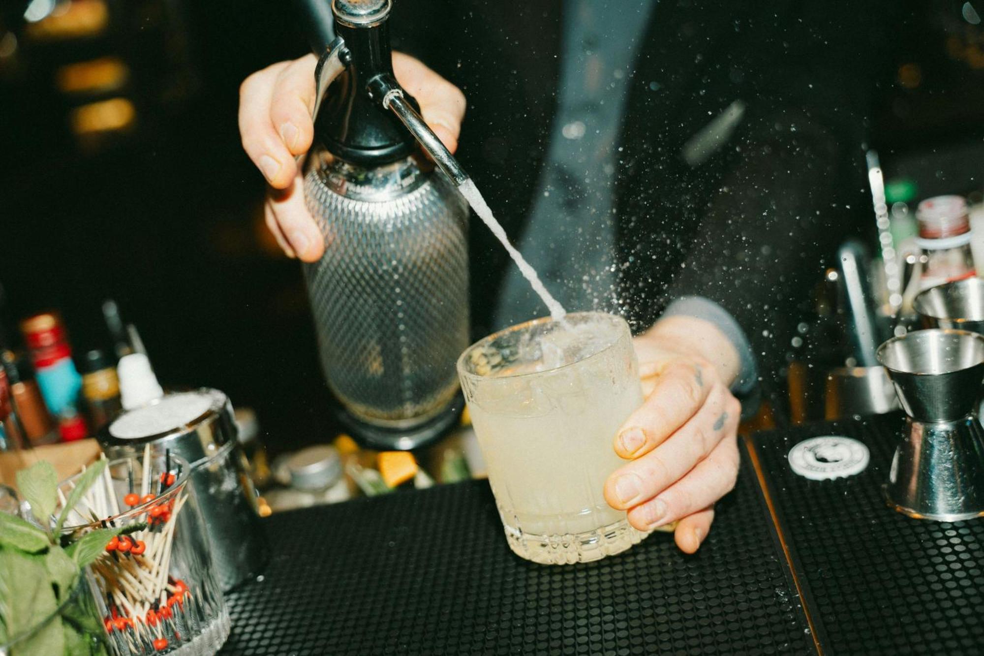 فندق رينيسانس هامبورغ المظهر الخارجي الصورة Soda siphon in use