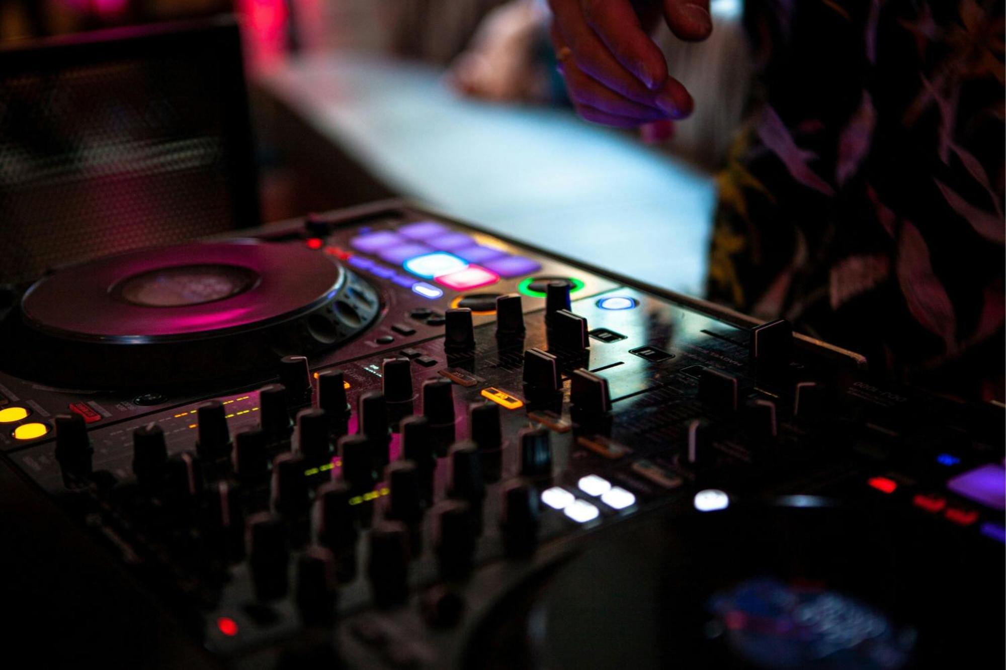 فندق رينيسانس هامبورغ المظهر الخارجي الصورة A DJ mixing music