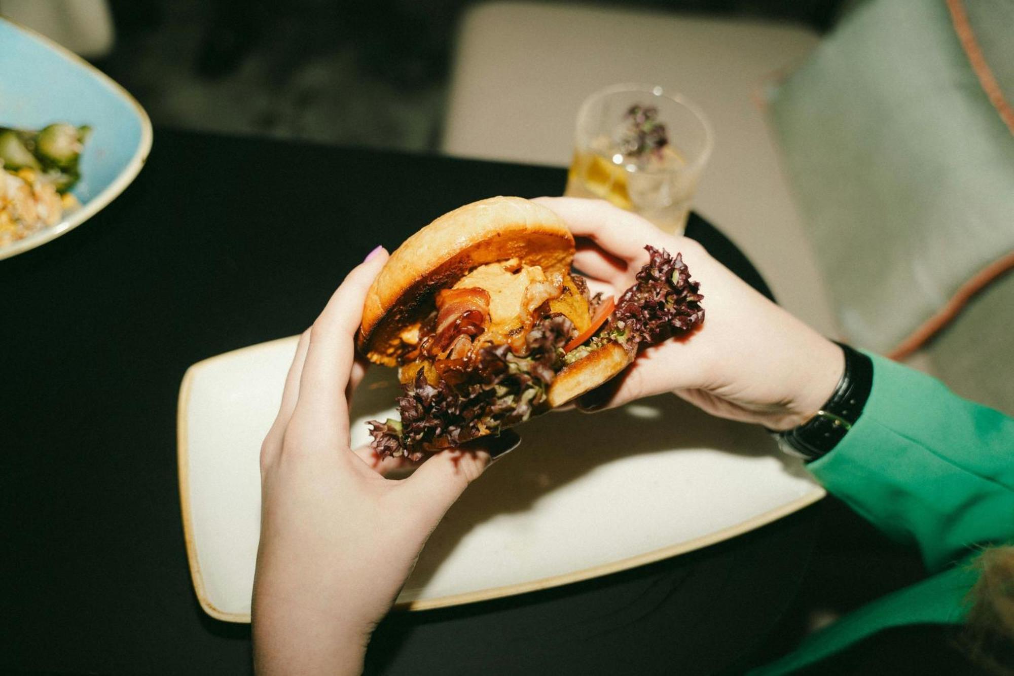 فندق رينيسانس هامبورغ المظهر الخارجي الصورة A burger being held in the hand