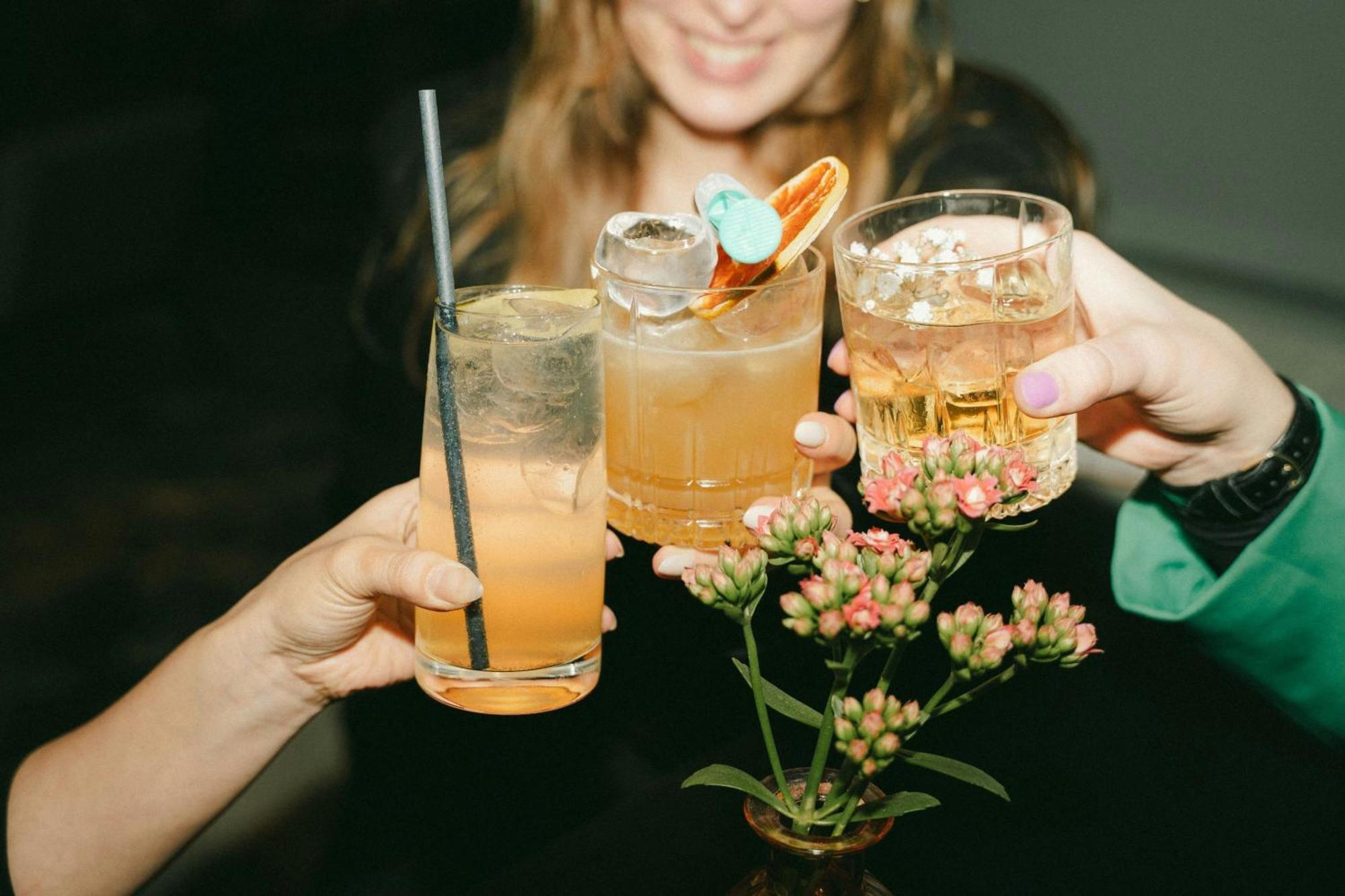 فندق رينيسانس هامبورغ المظهر الخارجي الصورة A toast with cocktails