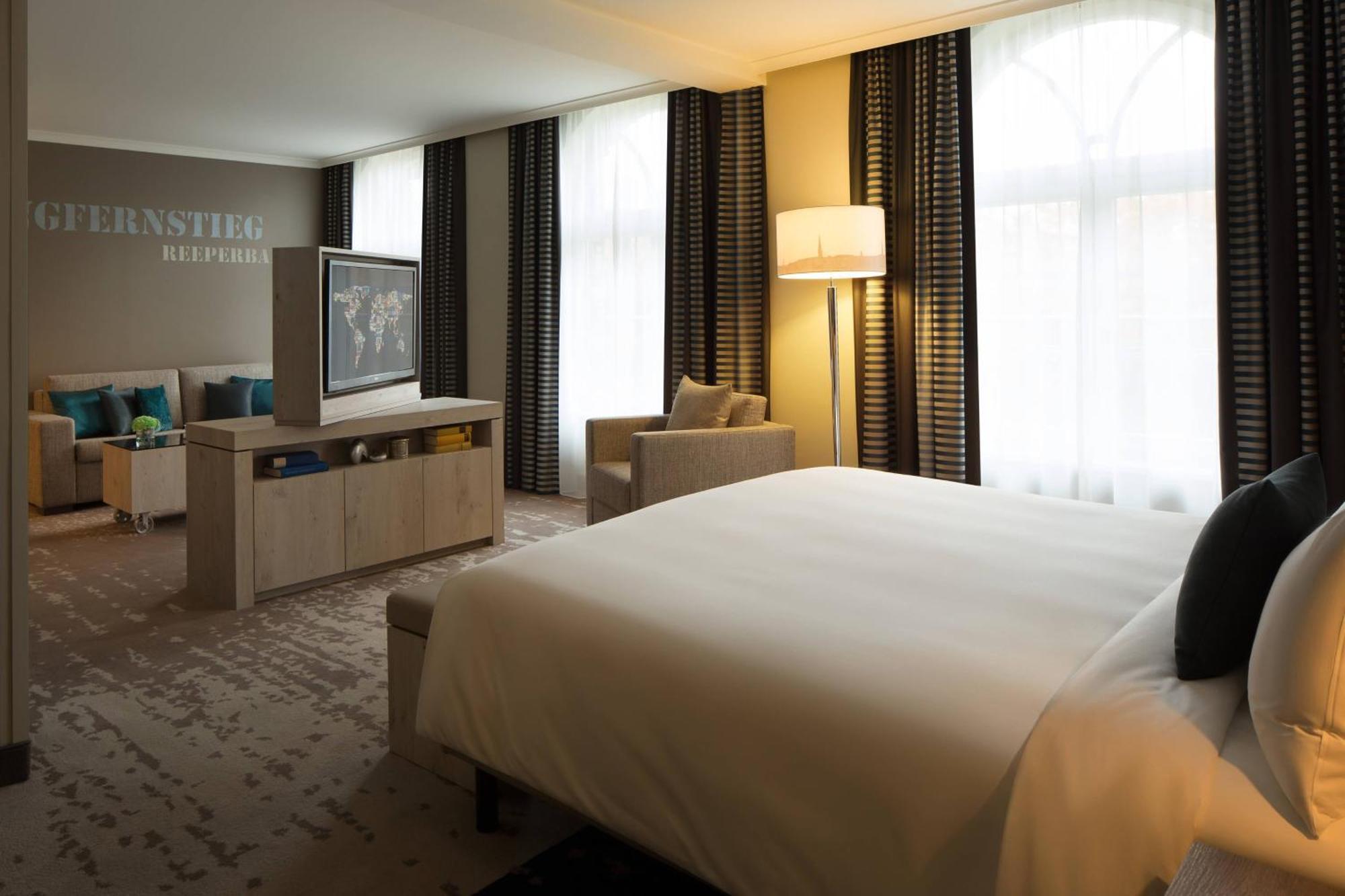 فندق رينيسانس هامبورغ المظهر الخارجي الصورة A room at the hotel