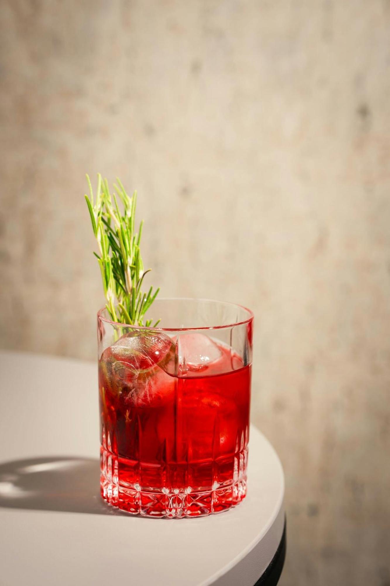 فندق رينيسانس هامبورغ المظهر الخارجي الصورة A Negroni garnished with a sprig of rosemary
