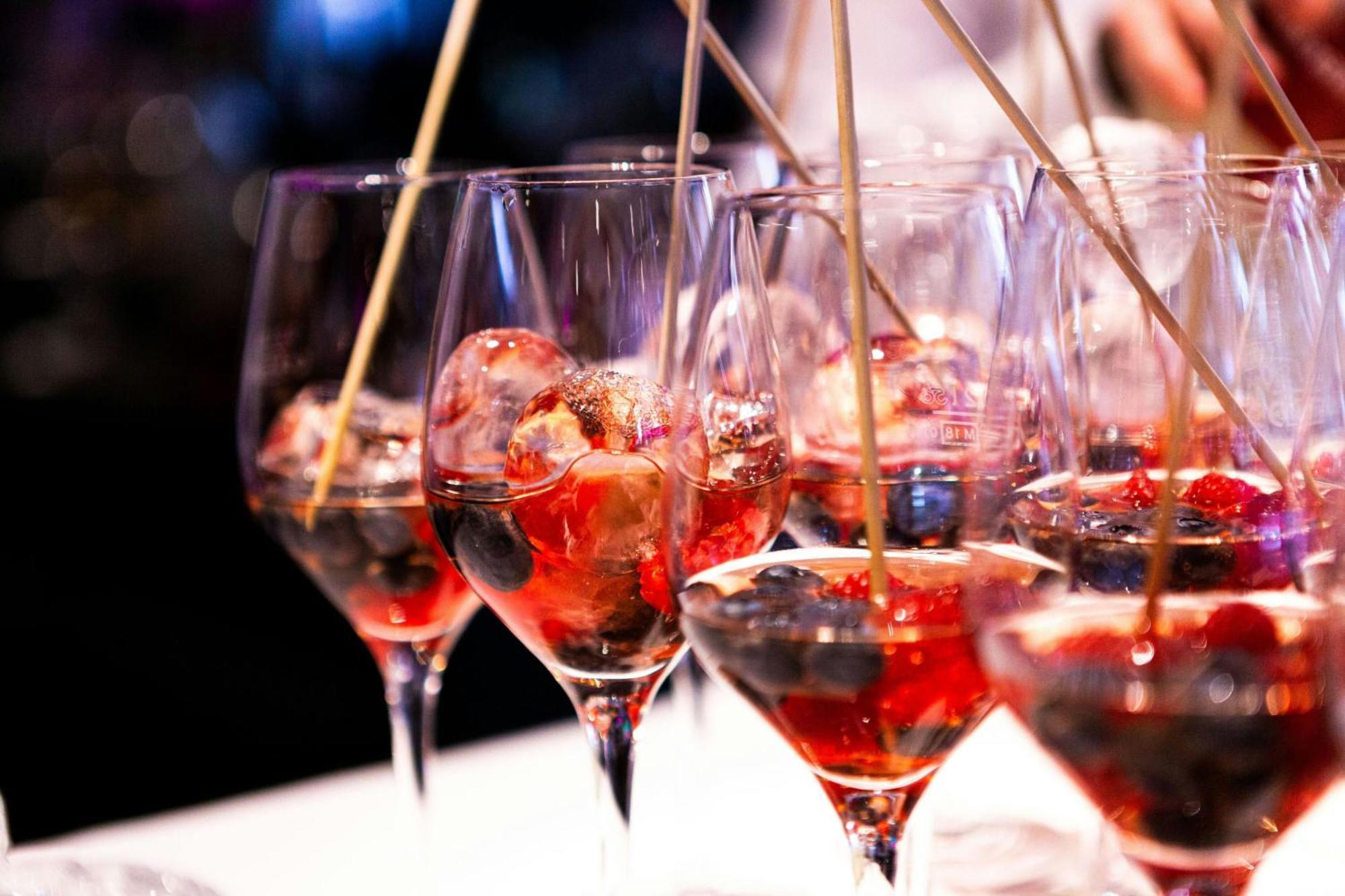 فندق رينيسانس هامبورغ المظهر الخارجي الصورة A row of cocktails