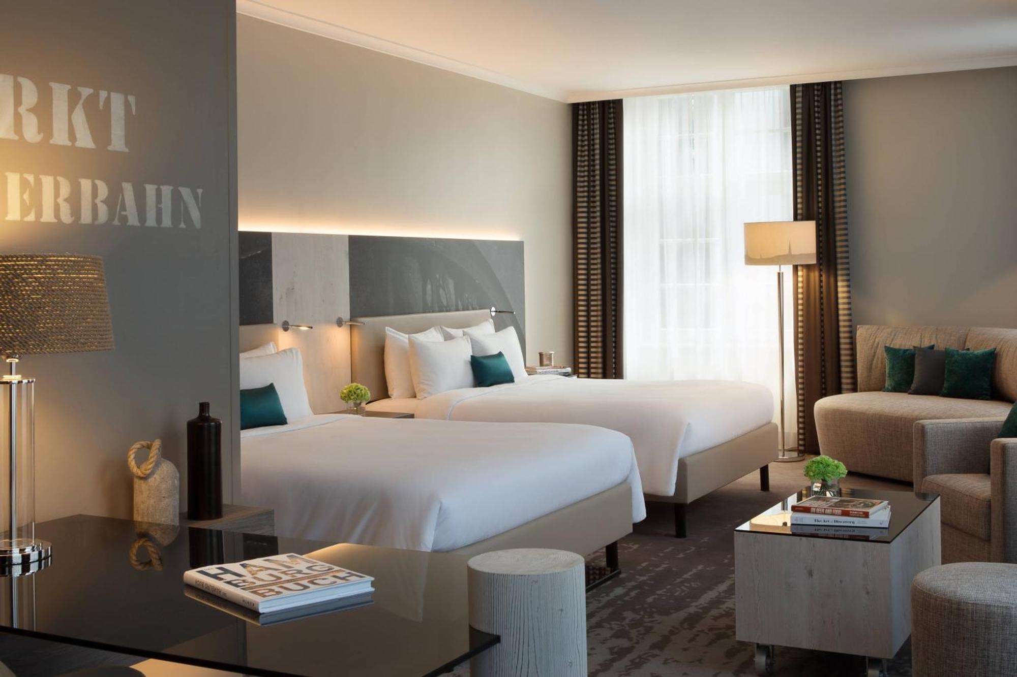 فندق رينيسانس هامبورغ المظهر الخارجي الصورة A room at the hotel