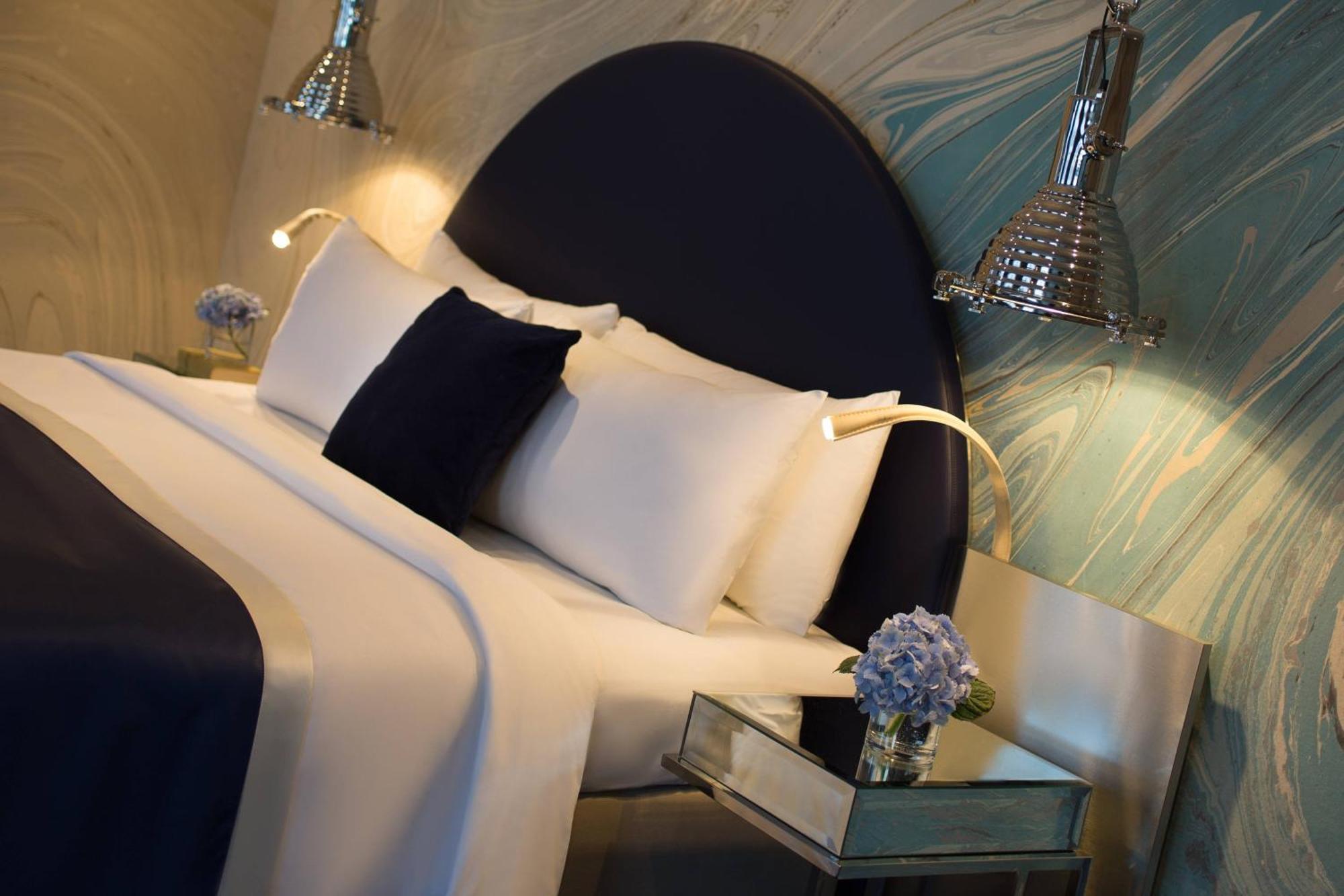 فندق رينيسانس هامبورغ المظهر الخارجي الصورة A bedroom at the hotel