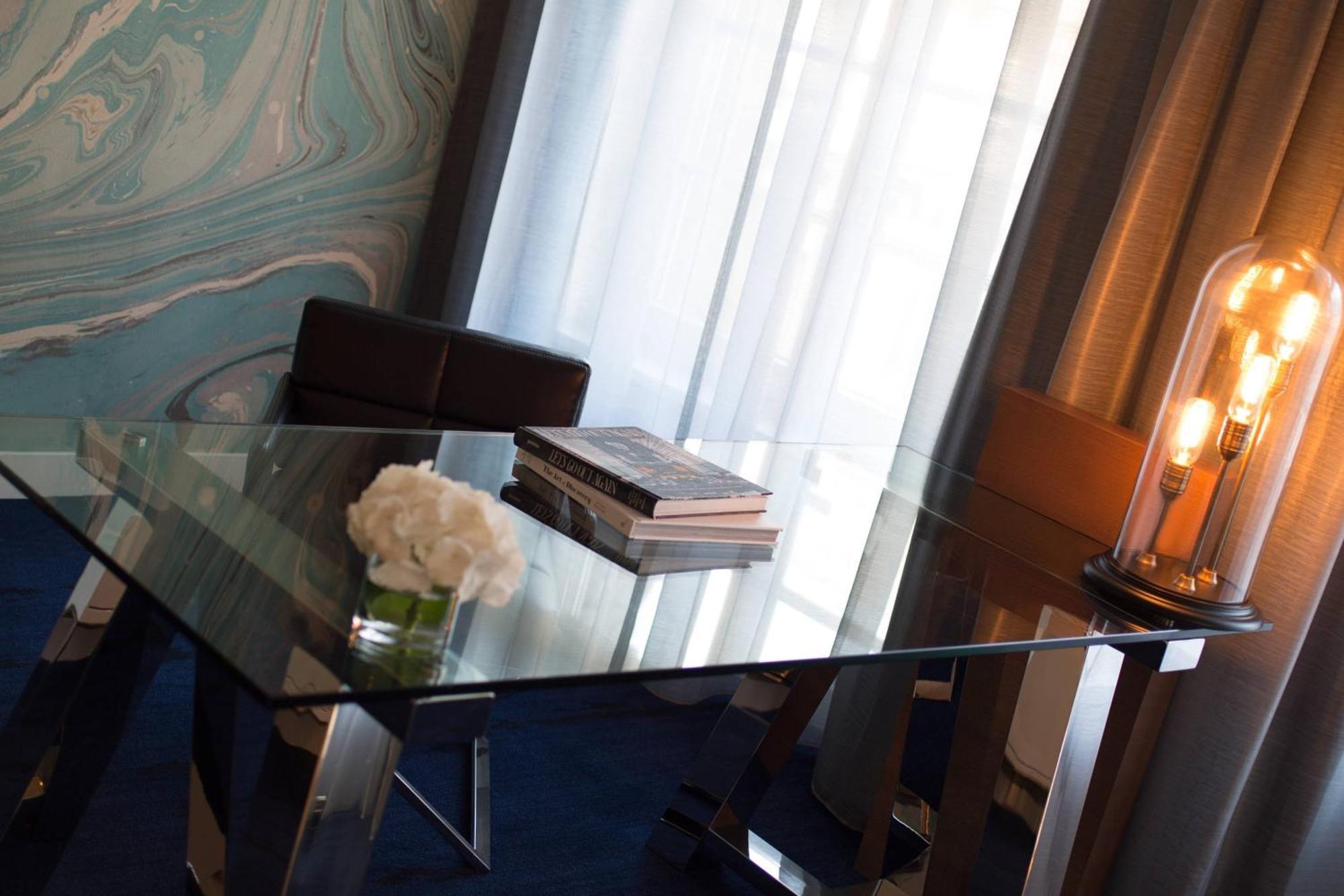 فندق رينيسانس هامبورغ المظهر الخارجي الصورة A glass table