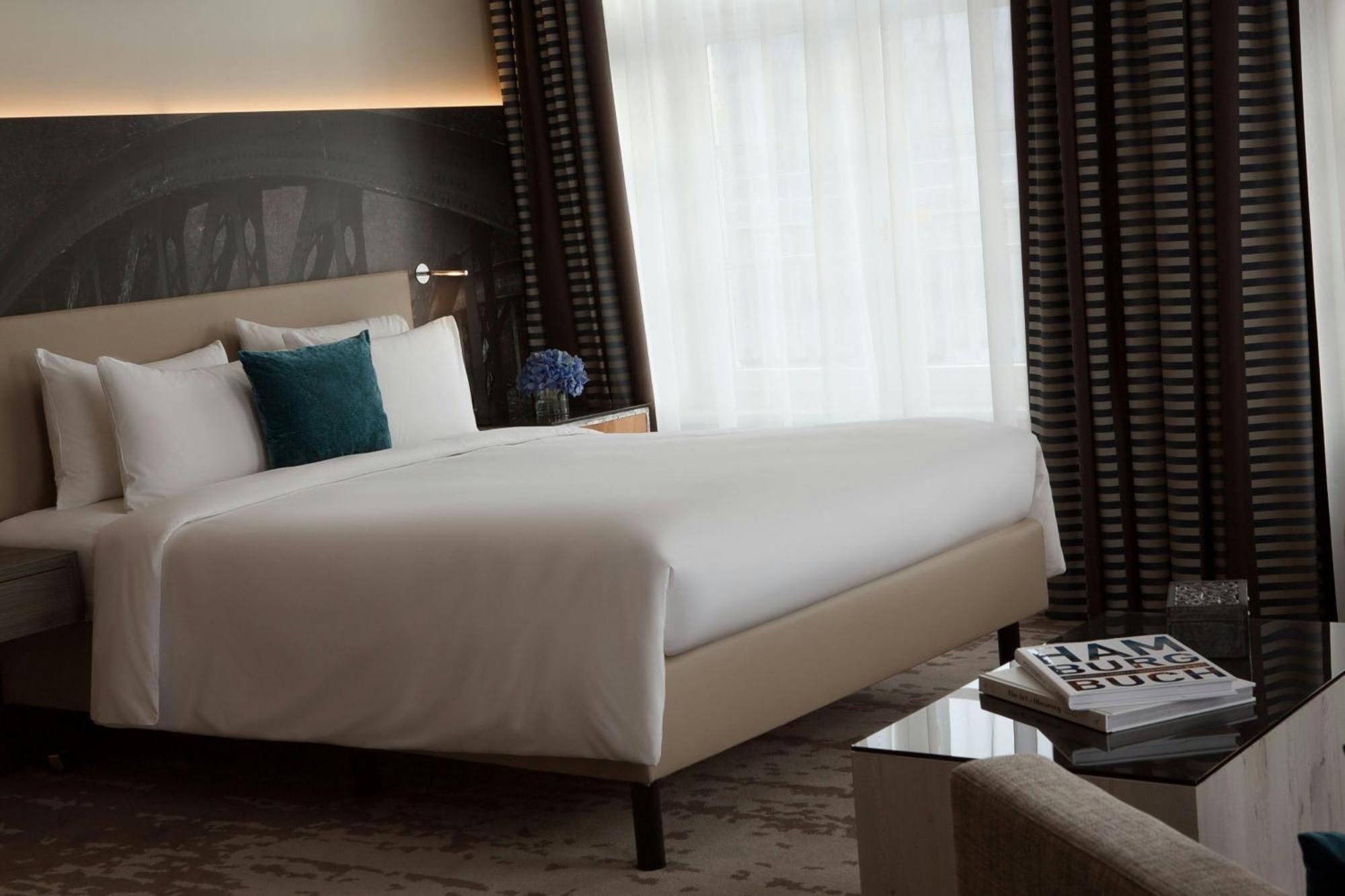 فندق رينيسانس هامبورغ المظهر الخارجي الصورة A bedroom at the hotel