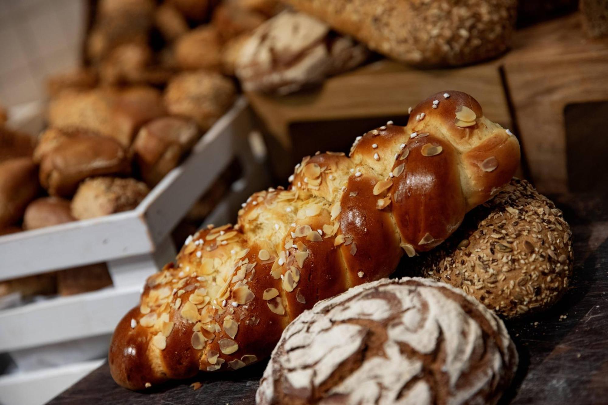 فندق رينيسانس هامبورغ المظهر الخارجي الصورة Traditional Greek Easter bread