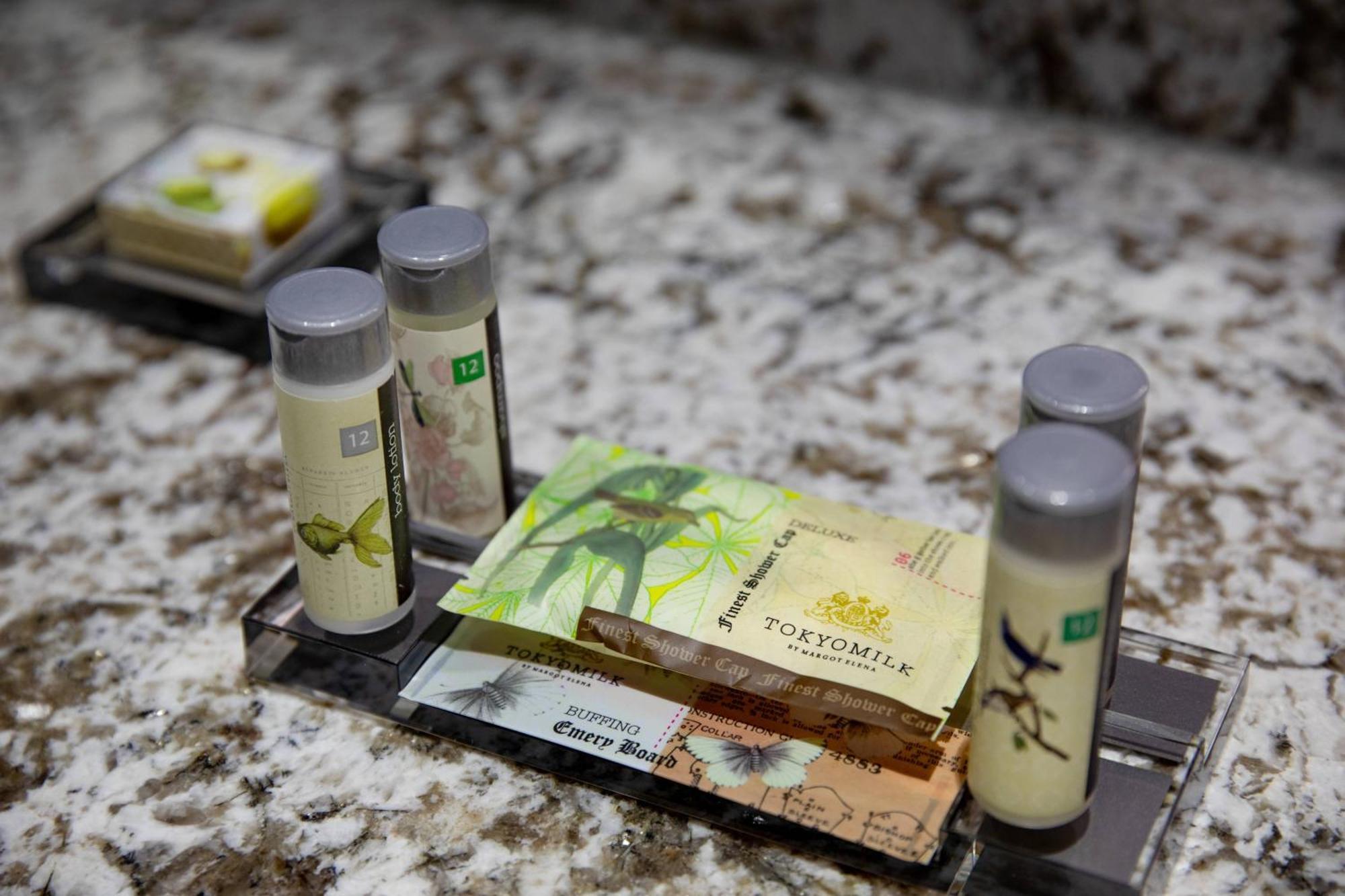 فندق رينيسانس هامبورغ المظهر الخارجي الصورة A selection of toiletries