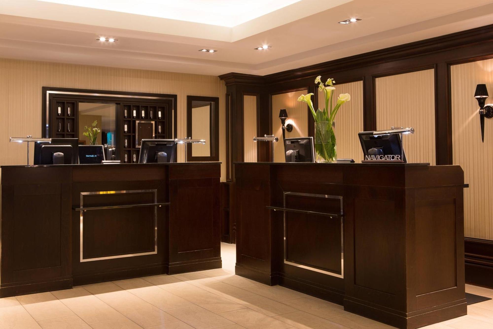 فندق رينيسانس هامبورغ المظهر الخارجي الصورة Reception desk at the hotel