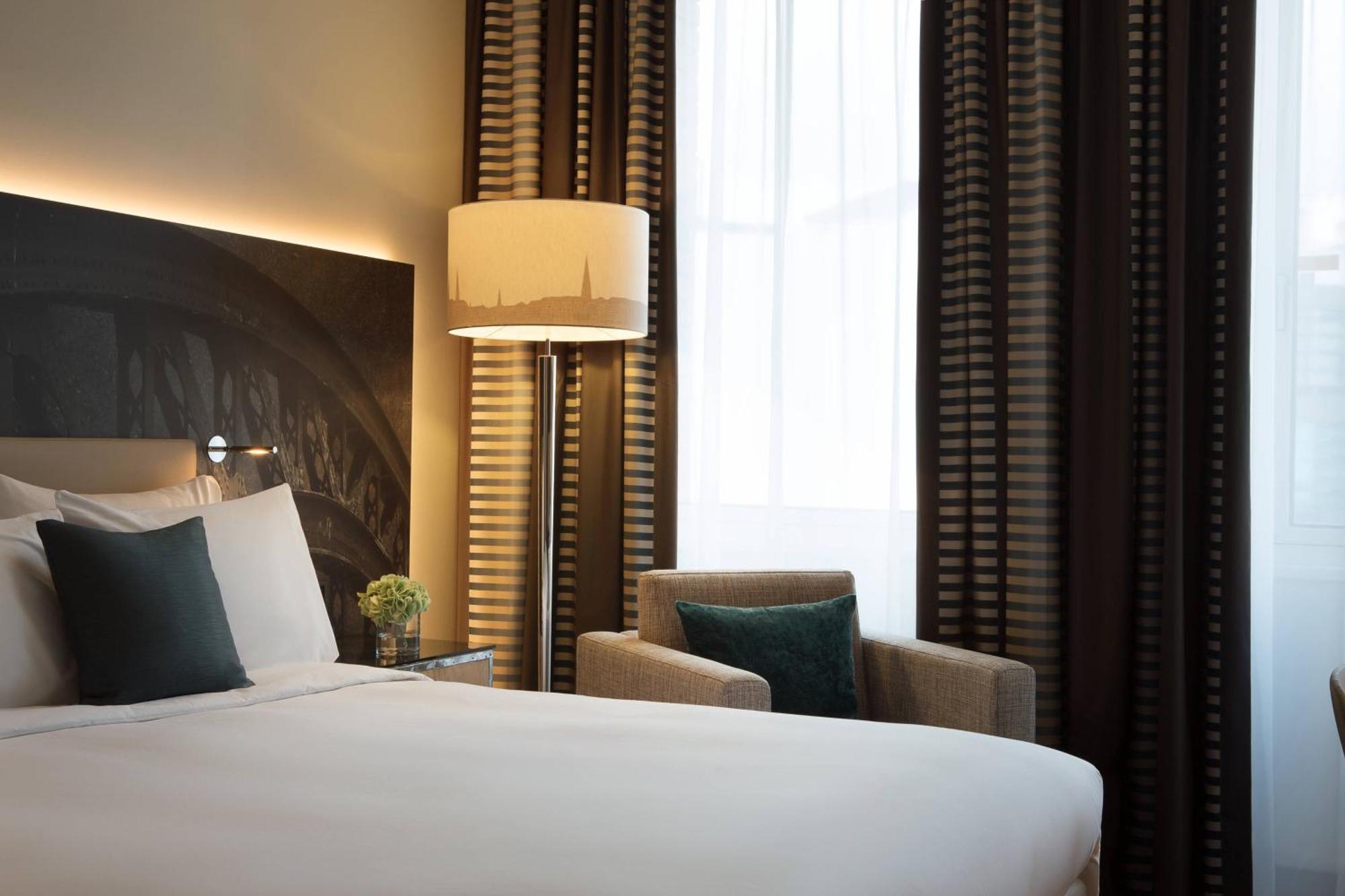 فندق رينيسانس هامبورغ المظهر الخارجي الصورة A room at the hotel
