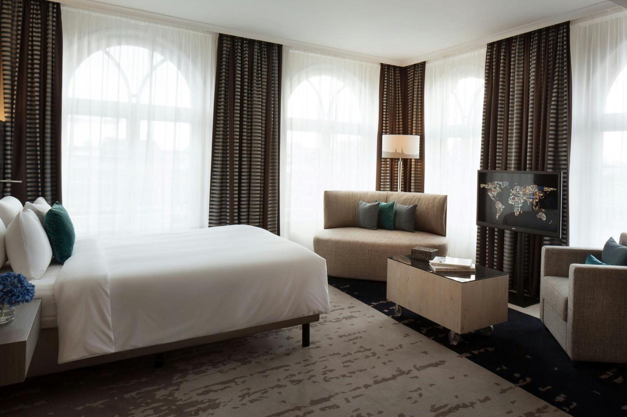 فندق رينيسانس هامبورغ المظهر الخارجي الصورة A room at the hotel