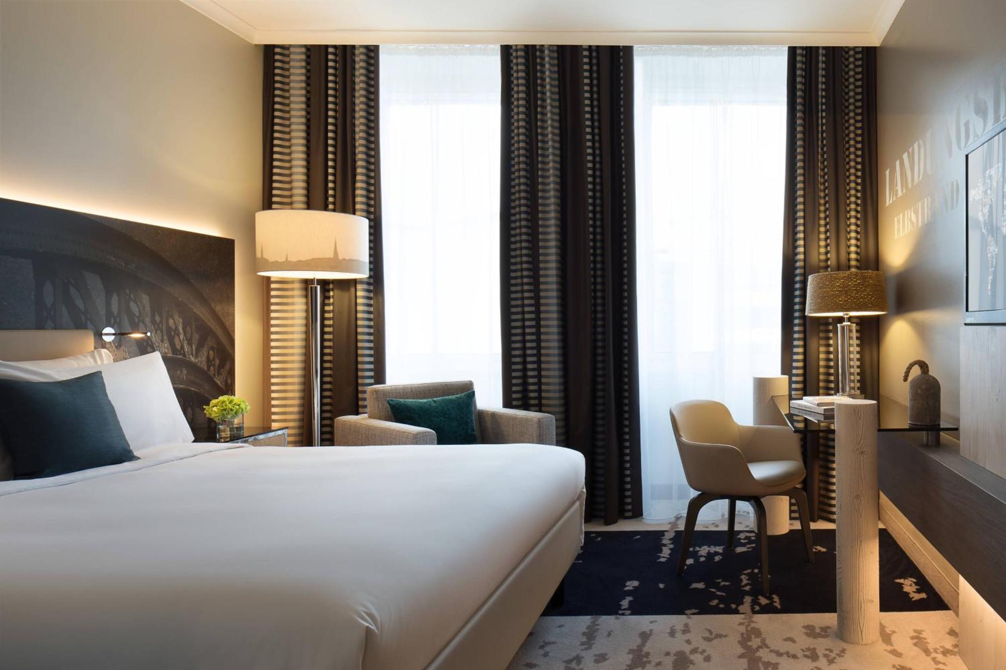 فندق رينيسانس هامبورغ المظهر الخارجي الصورة A room at the hotel