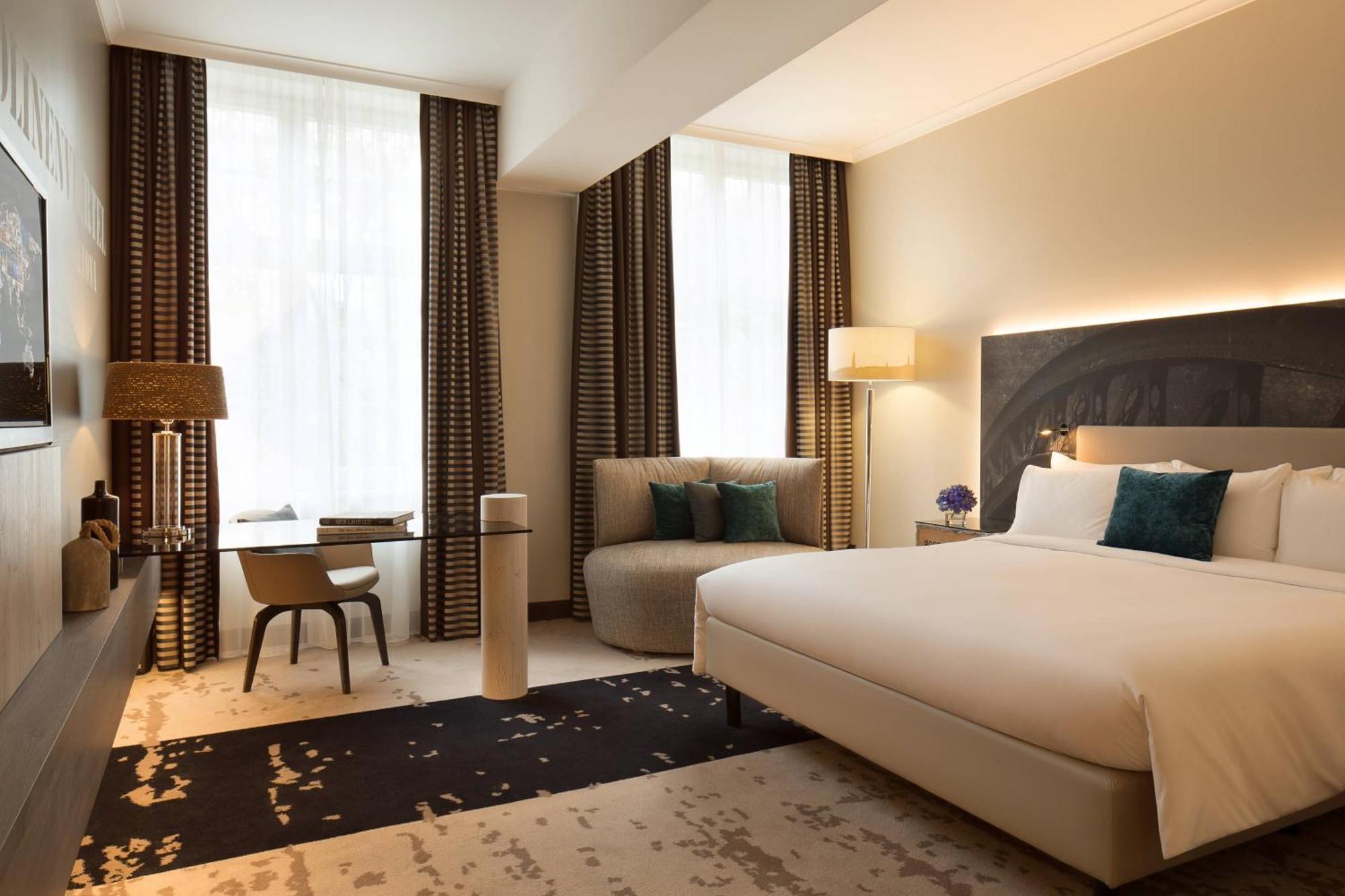 فندق رينيسانس هامبورغ المظهر الخارجي الصورة A room at the hotel